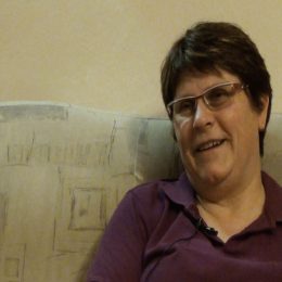 <strong>Stáňa B. říká, že sdílená bolest je poloviční bolest. <strong> <br> Co byste ráda vzkázala lidem, kterým byl právě diagnostikován karcinom prsu? Diagnostikován? Ať se o tom nebojí mluvit, pokud se někdo zeptá, ať dětem, i když jsou malé, tak ať jim vysvětlí: ,,Ano, mám to.“ Nebo: ,,Nemám.“ ,,Ale je to tak, víš, budu zase zdravá, ale bude to chvilku trvat.“ I vzkázat jim, ať se toho nebojí, ať nejsou uzavření víc tak v sobě a ať to ventilují ven. Sdílená bolest je poloviční bolest, se říká. Takže nebát se toho určitě a ti, co si tím prošli, ví, o čem mluvím. Těm není třeba říkat dál víc.