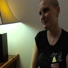 <strong>Podle Veroniky dokážou pacientské skupiny strašně pomoct. <strong> <br> Co byste ráda vzkázala ženám, kterým byl právě diagnostikován karcinom prsu? Ať jsou silné a statečné a že jsou tady skupinky pacientek, které jim dokážou strašně pomoct. Už třeba vím, že holky ze začátku moc nechtějí, nechtějí se setkat s někým, kdo taky je nemocný, a vidět třeba i ty nežádoucí účinky, že tohle mě může jako čekat. Ale myslím si, že tam je dalších daleko víc plusů, které oni potřebují. Potřebují mít ty informace, potřebují vědět o tom, že tady jsou některé, které jim už jenom tou radou dokážou pomoct. A ať prostě si uvědomují, co je pro ně nejdůležitější, ať si srovnají svůj život a ať jsou statečné a vidí to všechno pozitivně, protože ono to všechno bude dobré.