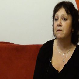 <strong>Monika C. smeká před profesionály, kteří o ni pečovali během léčby. <strong> <br> Co byste vzkázala profesionálům, kteří pečují o lidi s karcinomem prsu? Kdybych mohla, tak smeknu. Protože člověk si nic nevybojuje sám a já jim děkuju za svůj život. A děkuju jim za to, že jim nejsme lhostejní, že nás tlačí k tomu, abychom bojovali, že chápou naše strasti, že i když si tím třeba neprošli, tak vás vyslechnou, že se vám snaží pomoct, že jsou jedni z těch, kteří si nemyslí, že když se uzdravíte, tak je všemu konec, že jste zdraví a už nic nepotřebujete. Takže hluboce smekám a velice jim děkuji.