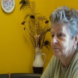 <strong> Podle Daniele by měly pacientské organizace být partnerem lékařů. <strong> <br> Je ještě něco, na co jsem se nezeptala, a na co bych se měla zeptat, nebo něco, co byste ještě chtěla říct? Ještě k těm doktorům. Možná, že by měli tyhle pacientské organizace brát jako partnery, a ne jako konkurenci. Už jsem taky slyšela názor, že co jim do toho jako máme co povídat. Přitom to jsou zkušenosti a hlasy pacientů, takže to by měli brát v úvahu a spíš to vnímat jako pomoc, že je to komunikace mezi tím doktorem a pacientem. Jak to někdy vázne, tak tohle by měl být ten prostředek, který to spojuje, a ne se tomu bránit. Protože vím, že třeba na některých pracovištích nechtějí ani nějakou informaci, letáček o tom, že existuje ta která organizace. Nebo zase některé ženské řekly: „Paní doktorka mi řekla, ať tam nelezu, do takové organizace, že si budou povídat jenom o nemocech a že mě to bude deprivovat.“ No, takže by možná měli lékaři občas přijít taky do těch organizací.