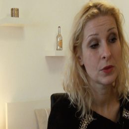 <strong>Kamča cítila z rodiny velkou podporu a motivaci. .<strong> <br> Ale naštěstí teda záleží na tom, jaké máte to zázemí. Mě podrželi asi nejvíc kamarádi a rodina. Člověk si to tolik nepřipouštěl a hlavně furt myslel na ty děti. Kdybych neměla děti, tak asi to na mě spadne daleko víc. Ale že jsem tady chtěla být pro ty děti, tak mě pořád něco drželo nad tou hladinou, že musím být jako statečná. No, a oni si to neuvědomovali, protože ještě byli malincí. Tomu staršímu byly 4 roky a tomu malému byl rok v té době. A hlavně pořád ve mně byla jako „nambr van“ ta touha ty děti. U mě prostě na prvním místě bylo vidět ty děti znovu a být s těmi dětmi. To bylo jako jediné takové to motto: užít si ty svoje děti ještě. To bylo to jediné, co mě z toho dostávalo, že jsem měla pořád ten bod, že se tady o ně musím postarat, že je tady nemůžu nechat. To jako jediné asi z toho všeho. Stále jsem jenom viděla ty děti, co s nimi bude. Pořád jenom, že jsem se na ně upnula v té době. A to, že to všechno dobře dopadne. Že jsem pořád takový spíš, nejsem asi melancholik, nebo nějaký takový člověk, já jsem takový, spíš se snažím stále být jako, že to bude dobré. Vůbec si to nepřipouštět k tělu. A pořád věřit, že všechno dobře dopadne a že se to zlepší.