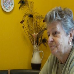 <strong> Podle Daniele by se lékaři měli snažit o individuální přístup k pacientům. <strong> <br> Co byste ráda vzkázala profesionálům, kteří pečují o lidi s karcinomem prsu? Aby s námi mluvili. Aby počítali s tím, že onemocněl člověk a že se trošku o sebe bojí. Každý asi je individuální, někdo chce vědět třeba podrobnosti a někdo jenom chce prostě vědět. Takový ten individuální přístup. Aby s námi mluvili, a myslím si, že by měl i onkolog podle toho, jak pozná pacientku, nabídnout třeba psychologickou poradu a tak. Že na všechno jednak nemá ten onkolog čas a jednat to není vždycky psycholog. Každý doktor na to nemá talent, na nějaký takový přístup. A zas některý pacient, když třeba je doktor trošku od rány a myslí si, že takhle to bude a to stačí a co bych vám vyprávěl, tak že ne každý takový přístup vezme. Že by měl možná odhadnout pacienta, poznat, co vlastně chce slyšet a o čem s ním může mluvit a o čem třeba radši ne. Nějakou psychologii a trochu taktiku hlavně. Mám kamarádku, na kterou paní doktorka tak řvala, že přišla z toho ale úplně zničená a už tam nechtěla jít. Tak to myslím, že není dobře.