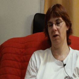 <strong>Ludmila by uvítala větší podporu a pomoc od sociálních pracovníků. .<strong> <br> Sociálním pracovníkům? No, já nevím. Aby prostě v některých věcech třeba byli shovívavější k lidem. Protože bohužel, já nevím, jak dalece třeba mohou zasahovat právě do různých lékařských komisí, kdy se posuzuje způsobilost člověka k tomu, jestli může, nebo nemůže mu být přiznán ten a ten typ invalidního důchodu. Jsou lehčí formy, kdy opravdu stačí, když ten člověk se léčí při práci, protože to zvládá. Může mít ještě třeba částečný invalidní důchod. Ale jsou i lidi, kterým to fakt vezme hodně. A potom vím, že bohužel jsou i případy, kdy člověk ve chvíli, kdy je v remisi, tak přijde o invalidní důchod. I přesto, že by potřeboval být třeba ještě další 3, 4 roky stále v invalidním důchodu. Aby prostě i přesto, že chce si někde něco. Nevydrží třeba, když jsou to mladší lidi, že jo, nevydrží sedět doma a prostě nic nedělat. Protože jenom sedět doma je ubíjející, zvlášť při té léčbě. To je strašně ubíjející. Aby mohl mít opravdu tuhle možnost. S přihlédnutím ke zdravotnímu stavu, jak řekla paní doktorka, když jsem se jí ptala, jestli je možno najít si nějakou práci. Řekla mi: „Samozřejmě, můžete si jít někde pracovat. Na pár hodin denně. A s přihlédnutím k vašemu zdravotnímu stavu.“ Ono je fajn, když si člověk přivydělá nějakou korunu. Ale ví, že třeba tam nemůže být pořád. Vím, že sociální pracovníci toho mají taky nad hlavu. Vím, že jsou dobří a že svoji práci dělají dobře.