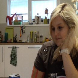 <strong> Veronika Z. chodí na kontroly pravidelně každé 3 měsíce do centra, které se specializuje na genetické mutace.  </strong> <br>  Jak teda probíhají? Vy jste říkala, že po ukončení léčby chodíte každé 3 měsíce na kontrolu. Pořád chodíte každé 3 měsíce? Chodím pořád každé 3, a teď mám poprvé trošku protáhlý termín, jdu asi po čtyrech a půl měsících. Ale zase jsem mezitím měla nějakou dílčí kontrolu na jiném pracovišti. Na té gynekologii tam mají vyloženě jakoby. Zřídili tam sekci právě pro lidi s BRCA1 mutací genu, takže tam ještě chodím mimo onkologii na kontrolu a tam oni taky kontrolují něco, co by mohl ten gen způsobovat. I mě třeba poslali – byla jsem v létě na koloskopii preventivně, kde mně taky říkali, že u tady těch mutací je zvýšené riziko karcinomu střeva, takže jsem byla takhle. Nebo na oční chodím jakoby mimo. Tam je taky nějaké lehce zvýšené, to procento. Takže vlastně chodím krom onkologie i ještě potom na několik různých odborných pracovišť, kde mi dali ten seznam – mám tam i napsáno, jak často tam mám zajít, kam se objednat, telefonní čísla, všechno. Takže chodím přibližně, dalo by se říct, tak minimálně 10krát do roka někam na nějaké pracoviště spojené s tím mým onemocněním. Jak dlouho je to teďka od ukončení léčby? V únoru to budou 3 roky od ukončení, by se dalo říct. Jak probíhá taková klasická kontrola, kam jdete? Většinou jdu napřed na krev, tam mi naberou onkologické markery, a potom jdu k lékaři. Ten se mě zeptá, jak se cítím, jestli mě třeba někde nebolí, prohmatá mi jizvy, to je taková ta běžná. A pak vždycky ob jednu je ještě něco. Třeba sono jater nebo sono hrudníku. Případně když člověk si postěžuje, že já nevím, třeba právě jsem měla pocit, že mi nějak častěji píchalo v hlavě, tak jsem byla poslána na vyšetření s mozkem, a tam bylo všechno v pořádku. To potom jsou ta další vyšetření krom těch povinných, jednou ročně mít vyšetření plic a sona. I ta ostatní probíhají na základě toho pohovoru s onkologem. Když jsem si jenom na něco postěžovala, tak třeba mě někam dál přeposlal, když bylo vše v pořádku, tak to byl jenom ten pohovor.