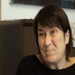 <strong>Barbora popisuje, že vyšetření je pro ni psychicky skvělé, protože jí řeknou její zdravotní výsledky. .<strong> <br> Máte nějaké dlouhodobé následky, co se týká léčby? Ne, ne, nemám, nemám. Ale já jsem měla opravdu kliku v tom, že to bylo časné stadium a ta léčba proběhla dobře. Teď vlastně i to, že chodím na kontrolu jednou za půl roku. Nejdřív ty kontroly byly po čtvrt roce, teď jednou za půl roku. I psychicky je to skvělé, protože vám jednou za půl roku řeknou, že nemáte tuhle rakovinu, plus ještě pár dalších asi tipů, když se dělají onkomarkery a tak. To mně přijde docela fajn. To mně možná bude chybět potom, ale nemám žádné. Necítím nějaké důsledky. Jak dlouho budete ještě chodit na tyhlety kontroly? Teď na jaře půjdu na tu půlroční kontrolu a oni to vždycky ještě dělají třeba, mám pocit, jednou za rok – dělá se mamograf nebo nějaké takové věci. To jsem byla teď. A pak se dělají ultrazvuky jater a nevím čeho ještě. A pak mám pocit, že ty kontroly jsou možná po roce. Ale nevím, jak dlouho se to ještě bude táhnout a jestli potom člověk nějak vystoupí úplně z toho systému. Nevím, jak to tam bude. Co vám teda všechno dělají na téhle kontrole? Na té kontrole většinou je odběr krve, kde se kontrolují, předpokládám, ty onkormarkery, jestli náhodou něco nevyskočilo. Potom doktorka zkontroluje. Teď třeba jsem byla na tom mamografu, tak se jí zobrazí tohle. Zase úžasná věc, že tam pošlou do toho počítače ty snímky, takže se nemusí nikde čekat a přebíhat a přenášet. Takže zkontroluje tohle a pak je běžná kontrola, prohmatá uzliny, prohmatá prsa, vleže prohmatá břicho, zkontroluje, jestli nejsou oteklé kotníky. Taková opravdu rychlá kontrola celého těla.