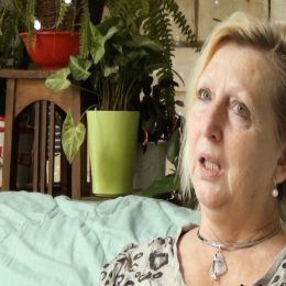 <strong>Ingrid před vyšetřením trápí bolesti hlavy a únava, chodí tam se strachem, jak to dopadne. <strong> <br> Ty kontroly potom, po té biologické, v průběhu té chemoterapie a té biologické léčby, jsou takové častější. A když už to vypadá, že jste na správné cestě, tak vás onkolog trošku pustí ze zřetele. Je to úplně úžasné období, protože každá kontrola je taková dost nepříjemná, a my jsme se na tom shodly i s děvčaty, ať tam chodíte 5, 10 let, tak vždycky je to o tom, že prostě se vám zvedne tlak. Doopravdy, ten problém tam je, ten psychický. A že se na to připravujete a jsou tam různé průjmy, bolesti hlavy, jak to zase dopadne. Jo, je to obrovská únava. A většinou člověk ten druhý den prospí. Je to takové, že nikdy nevíte, co přijde a jak přijde, i když jsou tam na vás všichni hodní, všechno jde rychle. Až teda na to čekání u paní doktorky, u té paní primářky, protože tam se to nedá ovlivnit. Tam přicházejí i nové případy, které když vidíte – že přivede muž svoji mladou ženu a ta se neposadí ani na židličku a klesne vedle ordinace –, to prostě jsou pro vás takové šoky, které tam zažíváte. A vidíte to tam, že se to děje, že ta žena je tak unavená, že mu prostě se tam sveze. Tak to jsou lidi, kteří jdou třeba dopředu. Nebo lidi, co jdou na chemoterapii a musí mít ty, tak oni jdou dopředu. A potom jsou ti lidi, taková ta klasická kontrola, a musíte tam počkat, a počkáte tam z vděčnosti, že vás vůbec někdo takhle zkontroluje a že jste takhle v pořádku. To vidím jako bonusové, nehledě k tomu, že tam ještě chodí takové pracovnice a třeba nabízejí kafe, časopisy, což je něco úžasného, že někdo s úsměvem vás osloví. Je to vždycky o tom pohlazení, protože jste na místě, kde jste toho prožili dost, kde se nechcete vůbec vracet, a musíte tam jít, a v podstatě jste svým způsobem tady vzadu vděční za to, že tam jste, že tam prostě můžete přijít a že se o vás starají. Takže ty kontroly jsou pravidelné a jsou takhle nařízené. Nemusíte se jich zúčastňovat, to záleží všechno na vás, každý to bereme jinak, jsou lidi, kteří se tam už potom neukážou a myslí si, že je to všechno v pořádku, nebo chtějí, aby to bylo všechno v pořádku, protože já si osobně myslím, že je to i o tom podvědomí, jak se cítíte a jak fungujete..