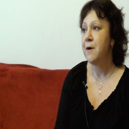 <strong>Monice C. pobyt v lázních pomohl cítit se dobře. <strong> <br> Lázně jsem absolvovala, musím říct, že to bylo to nejlepší, co se mi mohlo stát, protože opravdu ten klid a 3 týdny péče o mou osobu a takové bezstarostnosti. Samozřejmě, že jste v kontaktu s rodinou, ale nemusíte to řešit, protože nejste na tom místě. Řešíte to po telefonu, dáte nějakou radu, ale dál prostě to musí vyřešit ten partner. Což chudák teda řešil, ale já jsem byla o prázdninách, takže odpadla starost se školou, s nějakým ranním vstáváním a podobně. Babičky si rozebraly děti, takže myslím si, že v tomhle to bylo lepší a já jsem ty lázně si mohla užít v plné míře. A udělalo mi to velice dobře nejen na tělo, ale i na duši.