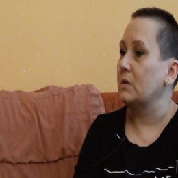 <strong>Káma do lázní odjela na doporučení praktického lékaře a onkologa, pobyt jí pomohl se nastartovat. .<strong> <br> Potom jsem jela do lázní a řekla bych, že to mi hrozně pomohlo, tak jsem i se nastartovala, že jsem začala hubnout, což šlo krásně do chemoterapie, pak už ne. Jak dlouho jste byla v lázních? 3 týdny. A kdo vám to doporučil? Doporučila mi to, první jsme se bavily, vlastně zároveň to byla onkoložka i praktická doktorka. Ty mně hned vlastně, když jsem začala léčbu, říkaly, abych potom to nezanedbala a jela do lázní, což bylo fajn.