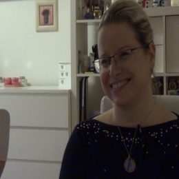 <strong>Zuzana jezdila na vyšetření nejdříve každé 3 měsíce, nyní každého půl roku. <strong> <br> A jak ti byla léčba ukončena? Normálně, jako kdyby jsem jela na kapačku biologické léčby a tam mi řekli, že tahle už je poslední. Tam jsem skončila, pak už jsem jenom začala jezdit pravidelně na kontroly na to prvotní pracoviště, kde mě diagnostikovali. Jezdím tam pořád a vlastně člověk absolvuje po tom ukončení léčby takové velké kolečko zase. Tam bylo všechno v pořádku, takže od té doby považovali léčbu za ukončenou a jenom byly pravidelný kontroly. Jak často jsi chodila nebo chodíš na ty kontroly? Ze začátku jsem jezdila každého čtvrt roku, teď každého půl roku. Chtěla jsem říct po roce, ale na velké vyšetření. Teď je to tak, že jezdím každého půl roku na onkologii, musím mít výsledky krve, a každý rok mám prohlídku sono a mamograf ještě k tomu navíc. A další jiné vyšetření, jako astmatik chodím na plicní a tam mi pan doktor dělá každé 2 roky rentgen, jestli plíce jsou v pořádku. Ale bylo mi řečeno, že kdybych měla nějaký zdravotní problém, který budu řešit, tak že buď musím hned zavolat, anebo při kontrole říct, že něco řeším, a oni rozhodnou, jestli musím někam na další sono něčeho jiného, a to zatím se mi nestalo.