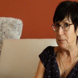 <strong>Pro Janču byla ztráta vlasů katastrofální. <strong> <br> Tam mi řekli, že mi slezou stoprocentně vlasy, protože chemoterapie mi dali nějakou velkou dávku a ta bude docela dost ostrá. A co teda mě strašně vzalo, tak ani ne to, že jsem byla na operaci, že jsem procházela chemoterapií, ale když mi vypadaly vlasy. To bylo pro mě katastrofální. To byl pro mě strašný šok. To jsem nemohla skousnout. I když jsem měla doma paruku, tak celou dobu jsem se zrcadlu absolutně vyhýbala. Ne, bez paruky ani náhodou. To bylo pro mě úplně katastrofální. Já jsem si nepřipouštěla, že marodím s nějakou nemocí, která by mohla někdy skončit smrtí nebo něčím, až když mně vypadaly vlasy.