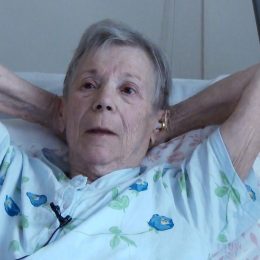 <strong>  Paní Helena popisuje komunikaci lékařů jako otevřenou a považuje to tak za správné </strong> <br> Textový přepis rozhovoru:  Mluvili s vámi všichni otevřeně? Ano, mluvili. A líbí se mi, že se s tím dneska nepářou. (…) Začala jsem docházet na onkologii a zase jsem doufala, že přece jenom by prášky mohly zabrat. A nejkrásnější na tom bylo, že jeden den jsem byla na sonu a tam mi řekli, že snad se to ani moc neto…, ale že mám nějaký nepatrný bod v játrech. A nějak mezitím jsem měla velký záchvat bolestí, že jsem se nechala odvézt do nemocnice a tam mě poslali na sono – to bylo asi týden potom –, kde mi řekli, že tam prostě jsou metastáze. Tak to mi bylo jasné, že mi nemusel nikdo nic říkat, co to je. A tady pan doktor, když jsem přišla, tak se mě zeptal: „Je vám známý váš stav?“ A já řekla: „Je, nemusíte nic říkat.“ A myslím si, že je to tak nejlepší, prostě jaképak že „až by se člověk včas na všechno připravil“, to radši to říct rovnou.