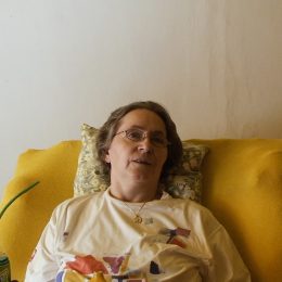 <strong> Paní Jana hodnotí pozitivně způsob, jakým jí byla diagnóza sdělena. Je lékařka, a tak kolegové předpokládali, že jí nemusí nic dlouze vysvětlovat. Zároveň byla v tom sdělení omluva, že medicína jí nemůže pomoci. </strong> <br> Textový přepis rozhovoru:  Udělal to velmi pěkně. Udělal to tak, že jsem z toho byla tehdy i překvapená. Nejdřív vzal do té svojí pracovny mě a řekl mi to, pak tam vzal manžela a řekl mu to taky. A to myslím, že bylo velmi citlivé. Že to vlastně mohl říct tak nějak otevřeně. A my jsme se pak setkali na chodbě, já jsem plakala, ale chování toho doktora se mi líbilo. On ti aj povedal, aká bude prognóza? Tak všichni, kdo se mnou kdy hovořili, tak počítali s tím, že jsem doktor a že vím, o co jde. Takže mi spíš říkali tu svoji omluvu, že s tím nejde nic dělat. A že je tam to riziko, jak by to dopadlo při operaci. Takže tím se z toho jakoby vymluvili nebo omluvili, a to bylo to nejdůležitější, co jsem měla slyšet, abych po nich už nic nechtěla. Ale bylo to zodpovědné, byla jsem spokojená.