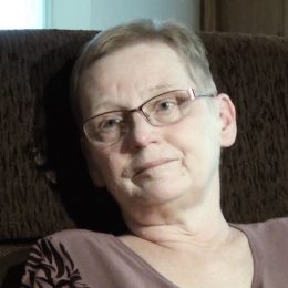 <strong>  Paní Milada oceňuje, že lékaři k ní byli otevření, zároveň ale jí nebrali naději. </strong> <br> Textový přepis rozhovoru:  Kdo byl ten první, s kým jste o tom mluvila nebo s kým jste to chtěla sdílet, tady ty zprávy?   To jsem ještě nebyla v Olomouci, protože jsem vlastně v Olomouci krátce, od srpna, takže to není nějak dlouho. Tohle jsem asi probírala s člověkem z jiného onkologického centra v rámci rozhovoru, kdy mi řekl, že si teda rozumíme, že k vyléčení to není. Takhle nějak. Byla jsem ráda, že tam, kde se mnou hovořili lékaři, že byli opravdu otevření, že už tam nebyla taková nějaká zbytečná naděje, ale přitom mi naději nebrali, samozřejmě to ne. To vůbec ne.