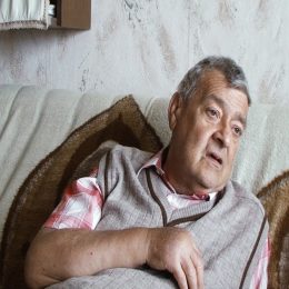 <strong> Pan Jaroslav chce být od lékařů plně informován. Ne vždy ale sděleným informacím rozumí a cizí slova si musí doma dohledávat. </strong> <br> Textový přepis rozhovoru:  Dobre. Je tu ďalší dotaz. A to: „Ako si myslíte, že vás informovali, či to bolo dostatočné, či ste dostatočne porozumel tým informáciám od zdravotníkov?“ Snažili se mě informovat, říkám, bez omezení, naplno. Druhá věc je, jak já tomu rozumím. Ale vždycky se mě to snaží říct. Bohužel, nějaká slova si potom hledám doma ve slovníku cizích slov. Na Wikipedii? Ano, a podobně. Ale snaží se, zatím jsem nezjistil, že by mně něco zamlčovali. Já všude, když přijdu, tak říkám: „Informovat plně, bez omezení.“ Takže s tím problémy nemám. Horší je, jak tomu rozumím. Já tomu totiž moc nerozumím, víte?