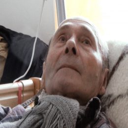 <strong> Pan Otakar se měsíc po vypuknutí příznaků a řadě vyšetření od lékařů dozvěděl diagnózu i to, že jeho nemoc není léčitelná. Dostal dvě možnosti. Buď podstoupit drastickou léčbu s velmi malou šancí na úspěch, nebo se zaměřit na odstranění bolesti a zkvalitňování života. Vybral si druhou možnost. </strong> <br> Textový přepis rozhovoru:  T: A ako ste sa to dozvedel? Čo presne vám povedali? P: Co mně řekli? Paní doktorka řekla: „Bohužel, výsledek je, že jste dostal to nejhorší, co jste mohl.“ P: „Kolik je vám roků?“ 78. „Rakovina slinivky se nedá léčit.“ Jo? „Tak můžete jít, pokud budete chtít, na nějaké ty chemie a ozařování, a to byste strašně trpěl.“ Jediná možnost byly teda tady ty prášky. Že to bude odstraňovat bolest a že budu mít tak nějak víc normální život. O tom se těžko mluví. (….) T: Pani doktorka vám toto povedala? P: Totiž když bylo rozhodnuto, že to teda je takhle špatné, tak se stanovilo, že půjdu na komisi. A na komisi se rozhodlo, že to je neléčitelné, a já jsem si měl říct, jestli budu trvat na tom, že bych se ještě dál snažil nějak léčit. U nich. Anebo že budu takhle vegetovat. Tak jsem řekl: „To radši nebudu takhle…“ T: Rozumiem. A dali vám na výber? P: No, dali… Nic mně nedali na výběr, jenom tyhle dvě možnosti. Třeba že by se někde pokusilo něco dělat, anebo takhle, to ne. Zkrátka, tyhle dvě.