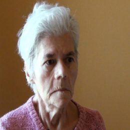 <strong> Paní Alžběta říká, že lékařka jí sdělila, že její nemoc není léčitelná, ale že neví, jaký bude mít průběh. </strong> <br> Textový přepis rozhovoru:  T: Kto vás informoval o tej diagnóze? Kto vám to povedal? P: Paní doktorka na xxx. T: Pani doktorka? Pani doktorka vám to povedala. A čo vám povedala, že sa stane? Čo vám povedala? P: Že není pomoci. T: Že nie je pomoci? P: Ano. T: A čo vám povedala, že sa stane? P: Nevím. Ona sama neví. T: Že sama nevie, to vám povedala? P: No, že to je vzácná nemoc. T: Že to je vzácna choroba? P: Ano.