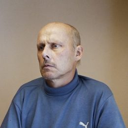 <strong>Pan Jaromír hodnotí pozitivně, že lékaři mu vše řekli spíše v náznacích. .</strong> <br>  Keď zoberieme celý ten proces, ako vám to hovorili, že ste v tom stave, akom ste, že to je neliečiteľné. Mohlo by to byť lepšie povedané? Tá komunikácia prebehla dobre? Čo myslíte? Nemohlo to byť lepšie?  Já myslím, že to šlo dobře.  Dobre. Primerané to bolo?  Ono zase na jednu stránku, když vám to někdo řekne naplno, tak člověk taky není spokojený, a když vám to někdo tak nějak naznačí, tak se člověk dovtípí sám.  Čiže skôr také náznaky?  Nikdo mi neřekl: prostě je konec a končíte.  Áno?  Vždycky to bylo tak, že pořád dávali nějakou šanci.  A človek si sám musel ako keby povedať…  To už tak nějak potom vycítíte, že on se každý snaží. Sice vám to neřeknou naplno, ale když už to tak prostě je…