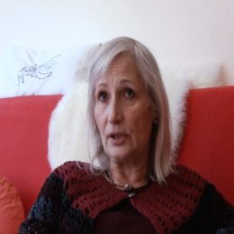 <strong>  Paní Jarmila se o své diagnóze dozvěděla tak, že si poté, co vyšla z ordinace po vyšetření, přečetla lékařskou zprávu. V tu chvíli tam byla sama a byl to pro ni velký šok. </strong> <br> Textový přepis rozhovoru:  Ve čtvrtek jsem šla na ultrazvuk tady v xxx, strašlivě dlouho mě prohlížel a furt říkal: „To není dobré, to není dobré, paní, tam je voda, tam je spousta vody, to není vůbec dobré.“ A dal mi papír a řekl: „Slibte mi, že půjdete hned za paní doktorkou.“ Že jako nepůjdu domů a nepřijdu až za 14 dnů. Tak jsem vyšla na chodbu, a teď tam nebyl nikdo z rodiny, lékař, nikdo. Octnete se na chodbě, úplně sama, někde na středisku a tam na papíře čtete: „Tumor, 6–8 cm, otazník, mar karcinomax toza, takže karcinom, otazník, nejasné útvary v břiše, tekutina – litry.“ To jsem věděla, že to je úplně prostě v háji. Teď budu trošku sprostá. Moje reakce na to byla, že jsem nezačala ani brečet, ani se hroutit, nic, já jsem to prostě držela v ruce a furt jsem říkala: „Do prdele, já mám rakovinu, do prdele, já mám rakovinu.“ (…) Já ještě přemýšlím, jak se dostaly ty papíry na tu chodbu a že on vám k tomu nic neřekl… Ne, ne. On mi jenom řekl: „Je tam spousta vody a to není dobré, slibte mi, že půjdete hned za paní doktorkou, že nepůjdete s tím domů a nepřijdete až někdy.“ To je jediné, co mi řekl. Ale bylo to tak, že mi tu zprávu dal do ruky, já jsem ji otevřela a tam jsem četla takové hrůzy. Takže někde vám to neřeknou, a jinde vám dají takhle papír a poraď si s tím.