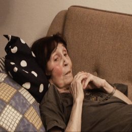 <strong> Paní Dana se o vážnosti svého stavu nedozvěděla hned. Lékaři dříve než ji samotnou informovali její dceru.  </strong> <br> Textový přepis rozhovoru:  Jak jste na to zareagovala? Vy už jste to naznačila trošku, řekla jste, jak jste reagovala na tu zprávu… Říkám vám, že jsem reagovala tak, že jsem nebyla vyděšená. Myslela jsem si, že to půjde tak, jak to šlo předtím, ta operace, že se to nějakým způsobem, buď ozářkami, nebo zase operací, že se to zlikviduje. Ale potom tady ten pan asistent na onkologii, tak on mně skoro nic neřekl. Mluvil se dcerou, dcera sem jezdila a chodila tam se mnou a on mluvil vždycky s ní. Mě nechtěl strašit, takže on mně vlastně neřekl až tak skutečnost, jaká byla. Ten asistent tady v městě? Potom ten pan asistent odešel odsuď z onkologie, je teď v xxx. Což jsem nemohla do xxx jezdit,autem nebo jakkoliv, nemohla jsem na takové cesty se vydávat. Chodila jsem totiž každý měsíc a to bych  nebyla zvládla. Tak potom mně to řekla paní doktorka, ke které jsem přešla. Řekla, že je to velmi vážný stav. A dcera mně to řekla, ta to všechno věděla, tak mně to šetrně řekla, že je to vlastně smrtelná nemoc.