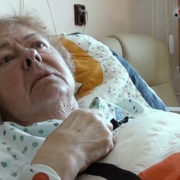 <strong> Paní Jana je v nemocnici na paliativním oddělení a neví, co se bude dít dál. </strong> <br> Textový přepis rozhovoru:  Chemu jsem měla asi 2krát, nevím to určitě, protože jsem to měla rychle za sebou, ty pytlíky, tak asi 2krát nebo 3krát. Dělalo mi to hrozně zle, spíš mi to ubližovalo, tak mi to zrušili a dodělala jsem jen tu ruku. A řekli mi, jestli nechci přejít sem. Ale já jsem nevěděla, co jako to tady je, akorát jsem se ptala doktorky, jestli to tady není poslední štace, nebo co to je vůbec to tady. Ale říkali mi všichni, že jsou tady hodní a že je to tady pěkné, tak proto jsem sem přešla. Co ale se mnou kdo bude dělat nebo nebude dělat, to mně nikdo neřekl pořádně… A kdo vlastně rozhodl o tom, že půjdete sem? Vy jste říkala, že vám to někdo doporučil? … ale neřekl mi nikdo, jestli to bude pokračování léčby, nebo co to bude. Nebo jestli mě sem dají na umření, nebo proč sem jdu, to jako ne.