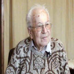 <strong> Pan Vladimír se zabývá literaturou o posmrtném životě a přál by si v tom ještě nějakou dobu pokračovat. Na základě prostudovaných knih, ale i z pohledu věřícíhoje přesvědčen, že smrtí život nekončí. Je to pro něj povzbuzující. </strong> <br> Textový přepis rozhovoru:  S kým ste sa o tom rozprávali? S rodinou, s kamarátmi, s profesionálmi, s doktorom, s kým ste o sa o tom rozprávali vtedy? S rodinou ii s doktorem, samozřejmě. Jenže on neříká jako do…Lékař xxxx, primář právě jihlavský, ten mě operoval a ten říkal: „No tak, když ten kritický čas je kolem pěti let po operaci.“ To znamená, já jsem pět let absolvoval bez problémů, a teď už je to vlastně prakticky deset let, a tak doufám, že ještě nějaký ten pátek tady to vydrží a že bude možno tady ještě dokončit to, co jsem nedokončil, protože mám některé ty věci, kterýmijsem se zabýval, co se týká třeba toho života po smrti. Mám celou řadu kvalitních knížek, které mám prostudované a které právě potřebuju promyslet a dojít k nějakým závěrům. Otázka je, jestli teda po smrti život pokračuje, anebo zda duše umírá s tělem. Věřím, že právě duše přetrvá tělesnou smrt a že ty věci, které právě jednotliví psychologové, jednotliví třeba astrofyzikové dokazují, že tam v té otázce, otázce vědomí, osobnost, paměť, duše, že právě mají takovou trvalou hodnotu, že tu smrt překonají a že právě při tom vědomí bude život pokračovat, pokračovat dále. (…) Ako to ovplyvnilo Váš profesijný život? No, tak právě toovlivnilo tím způsobem, že jsem si uvědomil, že nemůžeme si hrát sobě divadlo, že jako budeme věčně, ale že počítáme s tím, že se jednou náš život skončí. A z našeho zpěvníku také vynechali tu jednu píseň, která by tam měla být, protože je to určité takové to vyznání – vyznání, že smrtí život nekončí. Je to píseň: „Já věřím v svého mistra moc a smrt mě neleká. Já vím, že vbouř a noc mě vítá přístav zdaleka. Nuž země, přijmi kořist svou, co je mi těla chýš, než klesne tam xxxx můj duch xxxx. Již nade všeckou chorobou už nebe dýchá vzduch a světlem – jeho ozdobou, už na věky je Bůh.“ Tak tady to je taková píseň, která vyjadřuje to přesvědčení, s kterým se ztotožňuji. Takže není to nějaká taková jako obava nebo úzkost nebo beznaděj, a teda je to vlastně něco, co posiluje a jistě posílí i v čase posledního odchodu.