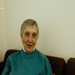 <strong> Paní Libuše přisuzuje svou vyrovnanost a sílu víře, která je pro ni důležitá. </strong> <br> Textový přepis rozhovoru:  Vy vypadáte hodně smířeně, vyrovnaně. (…) Mě tady toto, že mám se k čemu upírat…Vím, že třeba je taková písnička v kostele, že se zpívá:„Přijde-li…“Jak to je? „Budu-li navštíven nemocí zlou, přispěj mi Ježíši pomocí svou, ó Ježíší.“ Tak vždycky jsem neprosila o uzdravení, ale spíš jsem prosila o dodání síly k překonání těch mých problémů.Ajsem ráda, že proto jsem teda vyrovnaná, i tady z těchto důvodů. A říkám si, že i smrti se nebojím, že ten tunýlek, až tam budeme procházet a to světýlko tam… ten můj život bude zhodnocený, samozřejmě. A chci věřit tomu, že se tam setkáme nějakým způsobem teda. A když se nesetkáme, když to bude nějak jinak, tak zase…