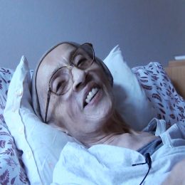 <strong>  Paní Valéria je věřící, víra a modlitba jí pomáhají. </strong> <br> Textový přepis rozhovoru:  Můžu se zeptat, jestli jste věřící? Ano. A pomáhá vám nějak víra? Áno. Takto keď, pomáha. Určitá modlitba. Potom hovorím: „Jéj, určite, Duchu svätý, mi pomohla. S Ježiškom a s Pannou Máriou.“ Takže na Slovensku sme viac veriaci. Šak aj sestry mám 2 na Slovensku a jedna aj druhá, som v kostole dala na omšu, sa dáva ako to, aby to zdravie a to.