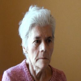 <strong> Paní Alžběta je věřící. Víra je pro ni velmi důležitá, modlitba jí přináší duševní, ale I fyzickou úlevu. </strong> <br> Textový přepis rozhovoru:  Len to zdravie keby bolo. Áno.  A keby ste niekomu mali niečo poradiť, kto má rovnakú diagnózu ako Vy. Čo by ste mu poradili? No, nejdůležitější je pro mě modlitba a meditace. Najdôležitejšia je modlitba a meditácia. Ano. To by ste poradili tomu človeku? Ano. A ste veriaca? Ano. Ste katolíčka. Ano. Takže najdôležitejší …čiže ten Boh je pre Vás dôležitý. Ano. Najdôležitejší. Ja som tiež veriaca. Když se modlím, tak se mi uleví. Keď sa modlíte, tak sa Vám uľaví. Ano, A uľaví sa Vám aj fyzicky alebo len duševne? Ano. Aj fyzicky. Ano. Pomodlíte sa a sa Vám uľaví aj fyzicky. Ano, při vyslovení jména.  Pri vyslovení mena. Se mi lépe dýchá. Lepšie dýcha. Ježiš. Ano. Ježiš. Ježíš Kristus anebo Pane Bože. Ježiš Kristus alebo Pane Bože. Sa Vám lepšie dýcha. Ano. Bože zmiluj sa, Bože zmiluj sa. Ano. A k Panne Márii sa tiež modlíte. Ano. A k svätým nejakým. No, k Janu Pavlu II. Jánovi Pavlovi II. Ano. A ke svatým. Bude teraz svätorečeným, bol 5.2. Ano, ano. On teraz robí zázraky. A chcem sa spýtať ešte, chodí za vami nejaký kňaz? Ano. Otec Roman. A na přijímaní. Prijímanie. A chodíte na svätú omšu, keď sa dá? Ano, samozřejmě. Áno, a to je pre vás veľmi dôležité. Ano.