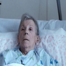 <strong>  Paní Helena popisuje bilancování jako nevyhnutelnou součást životní etapy, kterou prožívá. Dochází k tomu, že vědomě nikdy nikomu neublížila. </strong> <br> Textový přepis rozhovoru:  Je něco co bychom měli říct, co by mělo zaznít, když se někdo ptá, na to, jak člověk prožívá tohle období v životě? Co z toho člověk prožívá? No prožívá, v duchu si říkám, zrovna co se týče toho náboženství… Ublížila jsem někomu snad někdy vědomě? Neublížila. Udělala jsem něco z …, ošidila jsem, no prostě náboženství. Od pátého, nic takového jsem neudělala, ani jednou, tudíž… Takže bilancujete? (…) Jistě, jistě. Jak jsem žila, co jsem udělala, co jsem mohla udělat líp. Nějaký kopanec jsem udělala, když tak, ale nevědomky nebo nechtíc, ale vědomě nikdy ne. Tak si myslím, no tak proč by měl zrovna zatracovat zrovna mě, že nechodím, ten pán Bůh, že nechodím každý týden do kostela. A lump tam chodí, zaplatí si, no dá dobrý odpustky, co si budeme povídat.