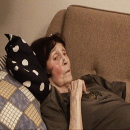 <strong> Paní Dana do kostela nechodí, ale každý večer se modlí a říká, že v ní „něco“ věřícího je. </strong> <br> Textový přepis rozhovoru:  A oblast duchovní…podpory? Tak já nevím, až jak daleko s tím duchovnem jsem. Modlím se, každý večer se modlím, večer, když se vzbudím, nemůžu spát, tak se taky modlím. Vzpomínám si, jak nám babička říkala, když jsme byli děti: když nemůžete v noci spát, tak se modlete. Tak teď na stará kolena se modlím, každý večer. Ptala jsem se xxxx, jestli se modlím dobře, jestli to tak je – protože už ty modlitby neznám, nejsem žádný takový, že bych chodila do kostela, to ne, ale přece trochu věřím, něco ve mně věřícího je. A tak ukončím ten den, že se prostě pomodlím a poděkuju, zas že jeden ten den uplynul a dobře.