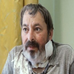 <strong> Pan Jaromír říká, že nevěří v Boha, ale v osud, který podle něj rozhodne o tom, jak jeho nemoc dopadne. V životě je podle něj důležitá rodina, kamarádi, a také peníze. </strong> <br> Textový přepis rozhovoru:  Áno. Dobré. Chcem sa spýtať, či máte nejakú vieru. V Boha nevěřím. xxxx Ne. Věřím v sebe. Věřil jsem v to, co dělám, že to dělám dobře. V takové věci. V Boha ne. A čo to je, aké hodnoty sú najdôležitejšie? Tak moje rodina, kterou ještě mám, asi bych tohle dal na první místo. A moji kamarádi, protožekdyž člověk takto dopadne, tak opravdu pozná, kdo je kamarád a kamarádka a kdo není. To bych asi tak dal. A samozřejmě bez peněz se člověk neobejde. Bez nich se neobejdete. Aké pocity prežívate? To těžko říct,jaké…. Skúste mi povedať. To ani pojmenovat nejde. Ani úzkost, ani nic prostě. Jsem smířen s tím, že nějak to dopadnout musí. Jak to dopadne, tak to rozhodne osud. Věřím v osud, nevěřím v Boha, ale to se tam utvoří a dopadne. To, co mám dělat.