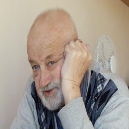 <strong> Pan Vraťo je sice pokřtěný a měl i svatbu v kostele, ale víra pro něj není důležitá a v nemoci mu nepomáhá. </strong> <br> Textový přepis rozhovoru:  Třeba vím, že ještě bych měl na svoje rodiče spoustu otázek, a už jim je nepoložím. A chcem sa spýtať, máte nejaký druh viery, máte nejakú vieru? Ne. Vy ste neveriaci. Byl jsem původně katolík, ale neoslovilo mě to. Ste pokrstený, alebo nie ste? Jsem pokřtěný, mám všechny ty procedury včetně biřmování, ale za život mi to moc neto… Jsem i oddaný v kostele, i děti jsou pokřtěné, ale to bylo víceméně po vůli prarodičů. Áno. A v tej chorobe Vám pomáha nejaký druh viery v niečo? Ne, ne. Ne, nič. Ne. A aké hodnoty vnímate, že sú najdôležitejšie? Tak mezilidské vztahy.