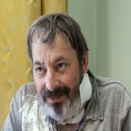 <strong> Pan Jaromír nedostal od lékařů mnoho informací o své nemoci, možnostech a vyhlídkách. Když se přímo zeptal, odpověď byla vyhýbavá. Nemluvil s žádným lékařem ani při propouštění z nemocnice.  </strong> <br> Textový přepis rozhovoru:  A od kdy vám xxxx? Tak až jsem se zeptal, tak jo. A co vám řekli? Že neumí luštit z křišťálové koule. To vám řekli? Ano. Že je to jasné. Logický výklad je, že to může dopadnou tak i tak. Ano. A co vám řekli o následné péči? Vlastně v podstatě nic. Ne, nepamatuju si, že by mně něco z novodobější perspektivy řekli o péči, o tom nevím. …………. A xxxx s lekármi xxxx? Ne, protože oni s vámi nemluvili, kdyby prostě přišli a řekli… Já si myslím, že nemocnice, když  člověka propouští, tak aspoň lékař by u toho měl být. Mě propouštěly zdravotní sestry: „Papír, co a kde a jak a proč, to my nevíme.“ Dali vám xxxx? Ne.