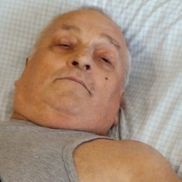 <strong> Pan Viktor je v hospici a říká, že lékaři mu nedovedou s určitostí říci nic o jeho prognóze. </strong> <br> Textový přepis rozhovoru:  Áno, dobre. A teraz, hovoril vám niekto o prognóze? Ať vyčkáme, co to bude dělat dále. Oni sami neví. Sami nevedia? Co to udělá dále. A nepotreboval by ste o tom s niekým hovoriť, že čo bude? Toto vám žádný doktor neřekne, oni sami neví. Každý má jiný organismus a každý reaguje jinak. Já se cítím dobře, mám chuť jíst, všecko. Zdraví je v pořádku a jsem pod kontrolou. …. Něco tam je ale. Tak mě otevřeli, v nemocnici mě otevřeli, zjistili, že se s tím nedá nic dělat, že to tak musí zůstat. Já nevím. Už jsem takový zkušební králík. Buď to vydržím, nebo to nevydržím. To už záleží na tom organismu, jak se s tím vyrovná. To vám nikdo neřekne.