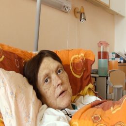 <strong> Paní Monika je přesvědčená o tom, že se o své prognóze mohla dozvědět dříve a jasněji. Měla by více času zařídit vše, co se teď z nemocnice a při zhoršujícím se zdravotním stavu řeší velmi obtížně.  </strong> <br> Textový přepis rozhovoru:  Člověk se opravdu dozvídá, co se děje, až když už je ale v tom posledním stadiu, a ne když si furt myslí, frajer, že to nějakým způsobem bude. (…) Ale fakt jsem netušila ani to, že se člověk najednou, když už je u konce… A potom teda sdělení diagnóz – absolutně nula. Nula. Nic, nic. Nepracujou s pacientem, nesdělujou mu řádně, no, nevím. Řádně od začátku jsem teda věděla, že mám rakovinu, ale to je tak asi všechno. Opravdu to je, jako když nastoupím do školy a oni mi řeknou: „Budeš se učit.“