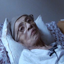 <strong>  Paní Valéria je zklamaná z komunikace s lékaři. Mrzí ji, že s ní nemluvili otevřeně, že jí v určitém bodě už nenabídli žádnou léčbu a přistupovali k ní jako k beznadějnému případu. To jí vzalo naději, kterou považuje za hodně důležitou. </strong> <br> Textový přepis rozhovoru:  A předtým? Stalo se, že nějaký doktor nebo doktorka se nechovali, jak by jste si představovala? Máte nějaký takový zážitek? No, nemám taký. To jedine na internom, čo pán primár povedal, bolo: „No už to lepšie nebude a musíte sa zmieriť s tými bolesťami.“ To sa ma tak, nedal mi nádej. Nedal mi nádej, že tak to bude časom. Ale tak sa ma to trošku dotklo, pretože nádej človek musí mať. „No, hold, čo s vami, no? Musíte tie bolesti nejako zvládnuť a čo s vami budeme robiť, no? Čo?“ To sú niektorí bezradní. Ja viem, že ale keď zistili, že mám tu na tom pľúcnom v XXX, tak nič, nikto nič. Bude nejaká liečba, alebo budete pokračovať? Nie, proste spadla klietka po chemo a terapia „keď vám bude to, tak na interné se prihláste a tam vám pomôžu“ – takto z jedného na druhého sa vyhovárali. Ja som myslela, že to pľúcne bude pokračovať, i keď tá chemoterapia… však existujú aj iné alternatívy trebárs liečby. Čakala som niečo iné, no ale tak. Jste teda zklamaná? Som sklamaná, že mi nepovedali, že sa bude pokračovať v ďalšej liečbe, ale po jednej chemoterapii hotovo, nikto nič. A bolesti. Písali plno liekov, bolo napísaných všade. Lieky, a ja som  živote so žalúdkom nemala nič a vznikli mi vredy na žalúdku z toho. Trošku fakt som sklamaná, ale nemôžem im dať. Vidieť ich, no, možno že. A je tiež tam dlhá čakacia doba na odborné vyšetrenia a má určite človek poradovník a to vtedy sa až dostanete. Tak co by jste jim poradila? Jak by měli s pacienty nějak líp jednat? Říkala jste, nebrat naději. No práve. Pretože sa hovorí, že nádej zomiera posledná. Je to i pro ty lékaře asi těžké… No áno. Když si neví rady, neumí to nějak říct. Nejako – skúsime takú alebo takú liečbu, ale u tej rakoviny, tak oni sa vytápajú. To sú ešte neni tak prebádaná tá liečba, tak to máte u každého niečo iné. Tak hovorím, viniť ich, ale nemôžem za to. Zasa nie, že aby oblbovali tých pacientov, ale tak to takým nejakým normálnym… Niečo povedať, no takým prístupom, no.