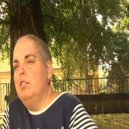 <strong> Paní Dita popisuje, že po poslední sérii chemoterapií s ní nikdo z lékařů nemluvil o tom, co bude dál. </strong> <br> Textový přepis rozhovoru:  Kdy vlastně skončila ta vaše poslední léčba? Řekl vám někdo „My už pro vás nemůžeme nic udělat, běžte domů“? Už žádná léčba nebude, nebo vy jste se sama takto rozhodla? Ne, já jsem byla poslaná po 10 ozářkách domů. A víte, co je zvláštní? Že se mnou ten den kromě sestřiček vůbec žádný doktor nepromluvil. Je to zvláštní, papíry, všecko jsem dostala v pořádku.