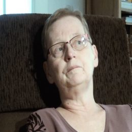 <strong>  Paní Milada popisuje, že sice diagnóza nebyla bleskem z čistého nebe (také vzhledem k tomu, že se jednalo o recidivu onemocnění), i tak ji ale nepříznivá prognóza zaskočila a byla potřeba se s ní smířit. </strong> <br> Textový přepis rozhovoru:  Nebyla to zpráva úplně z čistého nebe, když se člověk dozví, že tohle má. V podstatě celý květen, červen, když probíhala vyšetření, tak člověk nějak vnímal, že to může takhle skončit, i když to nebylo úplně jasné – ta diagnostika nebyla jasná. Nevím, jestli to bylo nějaké velké překvapení, ale je pravda, že to člověka samozřejmě zaskočí. Zvláště když potom později se na těch odborných pracovištích dozví, že to není nemoc, která je k vyléčení, nebo v mém případě, že by se musel stát nějaký zázrak. V tom lepším případě je možné snad nějaké pozastavení nemoci na nějakou kratší dobu, ale že to vlastně spěje ke konci a že se s tím člověk tak nějak musí smířit, že to bude takhle.