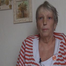 <strong> Pro paní Hanu bylo sdělení lékaře, že léčba už není účinná, velkým šokem, se kterým se dosud vyrovnává. </strong> <br> Textový přepis rozhovoru:  A tak on mně řek l– a to mně právě udělalo zle, já jsem celou dobu byla v pohodě, furt sranda – a on vždycky: „Tak s čím jsme se léčili tentokrát?“ Protože já bylinky a tak, a zeleninu, šťávy. A jak mně řekl, že už mě přestává léčit, že už to nezabírá, že je konec, tak v tu ránu jsem se rozbrečela, úplně to na mě zapůsobilo šíleně. Protože s tím jsem vůbec nepočítala. A brečím dodneška. A jak on vám to řekl? Řekl vám to nějak hezky, podpořil vás nějak? On řekl pak: „Paní xxxx, nic není ztraceno, nebojte se.“ To mně i říká víc lidí. Já mám 3. stupeň ze 4. Jenomže když vidíte, jak se to prso furt zmenšuje, tak tam nevidím žádnou záchranu. (…) Co by vám teďka nejlíp pomohlo? Já nevím, jsem nad tím přemýšlela, mě už nic netěší, nebaví, mě vůbec nic nebaví. Předtím jsem vůbec na to nemyslela, tak jsem byla jakž takž dobrá, ale teďka mě nic nezajímá. To se dívám na televizi, kdyžtak na chvíli usnu, za chvíli se probudím. A to je můj život.