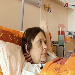<strong> Pro paní Moniku bylo sdělení její prognózy šokem, se kterým se dlouho vyrovnávala. </strong> <br> Textový přepis rozhovoru:  Říkala jste, že jste chodila na sledování. V březnu mi paní doktorka napsala do papírů – nebo mi řekla: „Uvědomujete si, že váš stav je vážný?“ A pak jsem si přečetla, že je „diagnóza nepříznivá“. Tak jsem na to čuměla jako blázen. Od té doby jsem u žádného doktora nebyla a měla jsem teda šílené problémy s psychikou, nějakým způsobem se s tím… vyrovnat. Až tady mi jedna doktorka řekla, že prostě už mi není pomoci. To byl pro mě úplný šok.