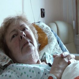 <strong> Paní Jana se o své diagnóze a o tom, že její nemoc není léčitelná, dozvěděla po mnohaměsíčním putování po lékařích různých odborností a marném pátrání po příčině jejích bolestí. Situaci popisuje jako velký šok. </strong> <br> Textový přepis rozhovoru:  Právě proto jsem byla tak vykulená, když jsem šla k té komisi a najednou tam na mě všichni vybafnou, že mám nádůrek a že s tím nejde nic dělat. To je úplně něco hrozného, to koukáte, jako když vám dá někdo do hlavy něčím. Představte si, kdyby na vás teď někdo vybafl, že máte nádor… Takže byla jste v šoku? Byla. Ale ještě jsem tak tvrdá a nebrečím, to teprve začne.