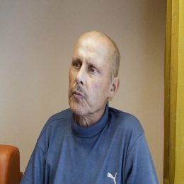 <strong>Pan Jaromír by přemýšlel nad eutanazií, kdyby to bylo možné. Myslí si, že když má člověk nevyléčitelnou nemoc a může očekávat jen zhoršování svého stavu, měl by mít možnost takové volby. .</strong> <br>  A teraz už keď ste…čo by ste najviac potrebovali , vy, už keď  teraz  v tom štádiu ste?  Co bych nejvíc potřeboval? Nevím. Přemýšlel bych nad eutanazií.  Nad eutanáziou?  (přikývnutí)  Či by ste to ako keby zobral do svojich rúk?  Tak. Kdyby ta možnost byla. Člověk by měl mít možnost volby. Prostě když je v takovém stadiu. Lepší už to nikdy nebude. A bude to jenom horší, samozřejmě. No, a proč potom tu bydlet, stejně nemůžete nic dělat, jenom se dívat… To je zbytečné už. Si myslím já. Jestli si to někdo zvolí, anebo ne, to už je jeho věc. Ale ta možnost by měla být, podle mě. To by tak bylo asi všechno.