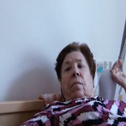 <strong>  Když paní Miriam přemýšlí o konci života, říká, že nemá cenu jej prodlužovat. Možnost eutanazie by brala jako zajištění bezbolestné smrti. </strong> <br> Textový přepis rozhovoru:  Jak vlastně přemýšlíte o tom, co teďka bude dál? No, teď už nic, teď čekám na tu zubatou akorát. Mluvila jste o tom s někým, co třeba jde očekávat, jak to bude dál probíhat s tím vaším dýcháním? To mi nikdo popravdě neřekne. Chtěla byste to vědět? Ani ne. Já  vím, že když dcera mluvila s těmi doktory, tak ona mi taky řekne jenom to, co chci, ale zase nejsem takový tupec, abych nevěděla, že když mám v krku rakovinu a někdy se nemůžu prodýchnout, tak že už jsem na zemření. Teď jde o to, jestli tady budu 14 dní, měsíc, nebo dva měsíce. Už sem tady půl roku. Dostávám léky. Věřím tomu, že ty léky to zbrzďují. Ale prodlužovat život, tady koukat do zdi, to taky není nic pěkného. To bych radši šla. A ta eutanazie dneska není, to si nikdo nedovolí. Takhle tady ležet, to je život… (….) My jsme mluvili o té eutanazii. Já bych to klidně brala teda, protože vím, že zbytek života pro každého je stejný, to je prostě umírání od umírání. Hlavně, že mi dají něco, že mě nic nebolí…