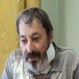 <strong> Pan Jaromír se po onemocnění ocitl v obtížném životním období, také kvůli finančním problémům, které nastaly poté, co přestal pracovat. Pokusil se o sebevraždu. Zachránil jej kamarád, který k němu šel náhodou zrovna na návštěvu. </strong> <br> Textový přepis rozhovoru:  Ako ste na to všetko reagovali? No, to je to, o čem bych nerad mluvil. Ta moje reakce nebyla zrovna dobrá. xxxx Dobře, pokusil jsem se o sebevraždu. Tak vás to zobralo? To bylo víc věcí k tomu. A kedy ste sa to vlastne dozvedeli, kedy to bolo? Já nevím, někdy v půli května. Tak nějak. A teda xxxx K tomu se přidaly ještě další problémy. Finančního rázu, samozřejmě. Protože když člověk spadne, a chodí normálně do práce, tak spadne na nemocenskou a naráz zjistí, že nemá ani na to, aby zaplatil půjčky, co má. A jedno za druhým. Tak se mně udělalo navěky marno.