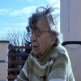 <strong>  Paní Václavka říká, že situaci přijala v klidu, s vědomím, že každý člověk musí zemřít. Namísto pokusů o léčbu se rozhodla odejít do prostředí, které považuje za lepší pro závěr svého života. </strong> <br> Textový přepis rozhovoru:  Když bychom se vrátili k tomu, jak vám lékaři oznámili, že léčba už nemá smysl. Jak hodnotíte ten způsob, jak s vámi mluvili? Otevřeně. Tak já člověk, který stojí rovnýma nohama na zemi a mám léta – čili já vím, že každý člověk musí zemřít, to je samozřejmé –, takže já jsem to nepřijala nějak tragicky. Spíš bych řekla, že k tomu přistupovalo hystericky moje okolí víc než já. I smrt patří k životu… Takže myslíte, že okolí vás nepodporovalo, že spíš by… Okolí mám vynikající, já mám vynikající okolí. Začali tím, že – což mě mohutně rozčilovalo, a to jsem musela utnout – říkali: „Babi bojuj, bojuj, bojuj.“ Ale jak mám bojovat, s kým mám bojovat? Žádného draka mi sem nedali, ani kopí, a tak to jsme uzavřeli tuhle kapitolu a už po mně nikdo nechce, abych bojovala. To se taky nedá bojovat. A v mých letech ten závěr ve špitále s hadičkami po operaci, to není přijatelné. To je lepší tady v hospicu na terase a dívat se, jak svítí sluníčko.