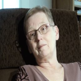 <strong>  Paní Milada je se situací smířená, je spokojená se svým životem a ví, že všichni musí jednou odejít. </strong> <br> Textový přepis rozhovoru:  Nemám, neprožívám nějaké stresy, neprožívám nějak věci takového typu jako „Budou to moje poslední Vánoce, nebudou to moje poslední Vánoce?“, „Neviděla jsem Řím, nemůžu ještě odejít“. Ne, to rozhodně ne. Jsem s tím svým životem spokojená, a tak bych řekla i smířená, s tím, že odejít musíme všichni. Nikdo tady nezůstane a je to jen otázka kdy… A když se takhle koukáte kolem sebe a vidíte to v televizi – ráno nastupujou lidi do auta a nevědí, že odpoledne tady nebudou. Nějaká bouračka, něco, a vůbec o tom nepřemýšlí. Takže takový ten odchod ze života mě nějak neděsí, ale je pravda, že se soustřeďuju spíš na ten daný den, na to, co bude zítra, a moc nepřemýšlím, co bude za měsíc, za týden, jestli tohle ještě stihnu nebo nestihnu, tak to ne.