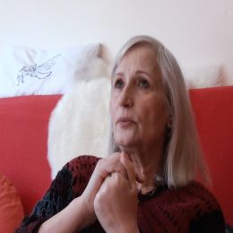 <strong>  Paní Jarmile zpočátku ke smíření s nemocí pomohl fakt, že už, jak sama říká, není nejmladší a že má příležitost se na vše připravit. Přemýšlela například o tom, jak má vypadat její pohřeb a hrob. Poté, co se jí nemoc vrátila, však znovu zažila velký strach ze smrti, se kterým nebylo lehké se vyrovnat. </strong> <br> Textový přepis rozhovoru:  Snažila jsem se nějak si to srovnat v hlavě – že teda mám rakovinu a že umírám. Říkala jsem si: „No dobře, tak když teda, dobře, padl na mě los, mám umřít, tak umřu.“ Říkají, že, já nevím, každý třetí už dneska má tu rakovinu, tak si říkám: „Jsme pětičlenná rodina, no, tak někdo to dostat musel. “Jsem jen ráda, že jsem to aspoň já, že to nejsou děti, mám 3 dcery, nebo manžel. Že když už, tak aspoň jedno plus – prostě si hledáte plus i na tak strašné věci. A další plus –nejsem nejmladší. Já jsem tam viděla maminky s tříměsíčním dítětem a tříletou holčičkou a umíraly na rakovinu. S tím se srovnat, to nevím, jestli bych dokázala. Mladé holky, které ještě neměly děti. Teď víte, co dětí malých má rakovinu. To si říkám: „No, tak co já mám 60 – 40 let manželství za sebou –, 3 dospělé děti, tak prostě umřu.“ A za další – nikdy jsem nechtěla umřít náhle. Jak někdo řekne: „On umřel ve spánku nebo v křesle, krásná smrt.“ To je úplně příšerná představa pro mě, protože já chci vědět, že teda končím tady, že umírám, že se nějak musím srovnat. A tak chci vědět, že umírám. Nechci být takhle zaskočena. A za další a úplně na konec jsem si řekla: „A nakonec mi bude tak zle, budu mít tak strašné bolesti, že budu ráda, že umírám.“ Jsem si to tak zanalyzovala, že nějak se nedostavila taková úplně hrůza, tak nějak jsem to dokázala přijmout. Pak jsem si ještě v nemocnici během těch 3 týdnů naplánovala, jak chci pohřeb teda. To jsem si tam ležela v posteli a usmívala se a ženské na to: „Co se usmíváte?“ No, to jsem nemohla říct, že si plánuju pohřeb. A tak se mi to líbilo, jak jsem si to naplánovala – jakože takovou nějakou úplně obyčejnou rakev, a že budu ležet na levandulích a jenom v rubáši z vlněného plátna, žádné silonky, a že chci do země, že nechci spálit. (…) Za 7 měsíců se to vrátilo. A to jsem poprvé zažila strach ze smrti teprve. Najednou jsem si řekla: „Tak, to není žádná sranda, já fakt umřu, já fakt umřu.“ Seděla jsem tady v tomhle křesle a říkala jsem manželovi: „Já umřu, já vlastně umřu.“ Mně to teprve jakoby došlo a zažila jsem asi 14 dnů, možná 10 dnů, nevím, intenzivní hrůzu ze smrti, kterou jestli ti lidé to mají celou dobu, se nedivím, že umřou, protože to vás zabije. Přesně to se stane, že ve vás ztuhne krev v žilách. Úplně chodily takové ataky, že jsem se zas až dusila, panika, že prostě umřu. To jsem říkala, že to musím zvládnout, protože já odejdu, fakt odejdu. To mě úplně vyčerpává, vysiluje, bylo to hrozné. A pak jsem to zas tak nějak zpracovala teda.