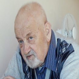 <strong> Pan Vraťo byl o svých vyhlídkách informován manželkou. Říkal, že to přijal klidně. Ví, že na každého to jednou čeká. </strong> <br> Textový přepis rozhovoru:  Zároveň mi diagnostikovali nějaký nespecifikovaný druh rakoviny. Jo. Který metastázuje. Jo. Takže víceméně to mám spočítané. A ako vám to povedali? Kto vám to povedal? Mně to řekla až manželka. ……………………………………….. A s kým ste o tom ešte hovoril? Jedině se synem. So synom.  A ste rád, že to viete, ako to s vami je? No vím… Už mě to dneska nechává klidným. Ste to prijal, hej? Člověk byl takový v tom stresu vyhecovaný, že to přijal. Tak to na světě chodí. S takovými věcmi já už byl smířený dávno předtím, protože na každého to jednou čeká.