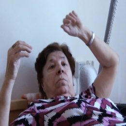 <strong>  Paní Miriam říká, že se nelituje. Svůj život hodnotí jako hezký, měla příležitost žít v Indii a po návratu vykonávala zajímavé zaměstnání. </strong> <br> Textový přepis rozhovoru:  Jenomže mně už je to jedno, dneska už to člověk…Já to jako umím vzít, já nad sebou nebrečím, protože jsem měla život hezký. Ne snad, že jsem žila v přepychu, to ne, ale byla jsem v té Indii 2 roky a to stojí za podívání. Ne jet se tam podívat, žít tam mezi nimi, žít a poznat ty jejich zvyky a ty jejich rituály a prostě všechno. Tak ta Indie, zaměstnání u hasičů, celý život, od 18 let až do penze a z toho 14 let jsem jezdila na výjezdech na požáry, normálně s chlapy.