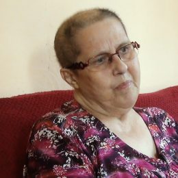 <strong> Paní Tereza je vděčná za všechno, co mohla prožít, a za každý nový den. Je podle ní zbytečné se situací trápit. </strong> <br> Textový přepis rozhovoru:  Tak nějak zatím to beru optimisticky. Já říkám: „Každý den, dobrý den.“ Na všechno se těším a říkám – je mi 67. Něco jsem si prožila, zažila jsem krásný život, mám krásné děti, mám krásná vnoučata, co už si můžu přát víc? No, i jiné to potká, a když si pak uvědomím, že tady ti lidi to berou psychicky špatně, když kolikrát s nimi mluvíte a oni jsou na zhroucení, ničí si zbytečně život, zbytečně.